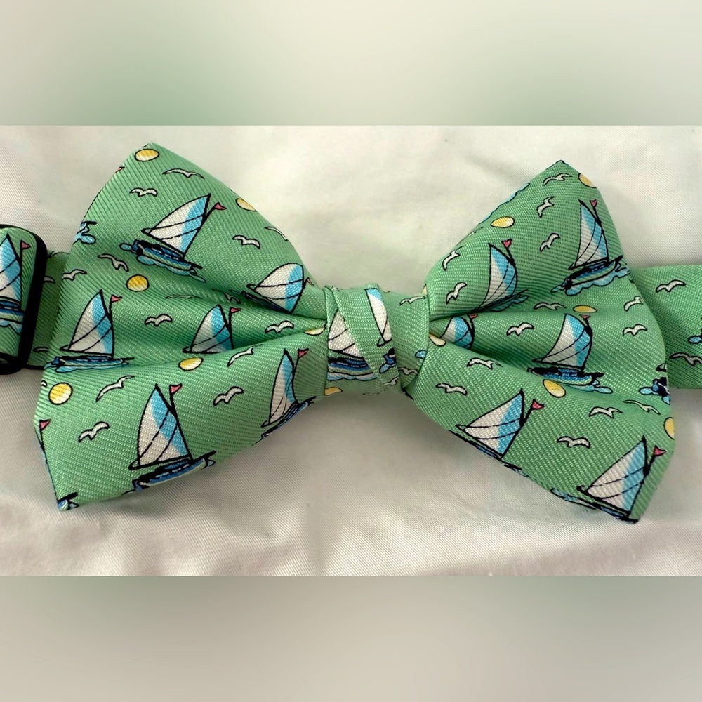 NWT Vineyard Vines Boys Bow Tie - Sea Green Sailboats